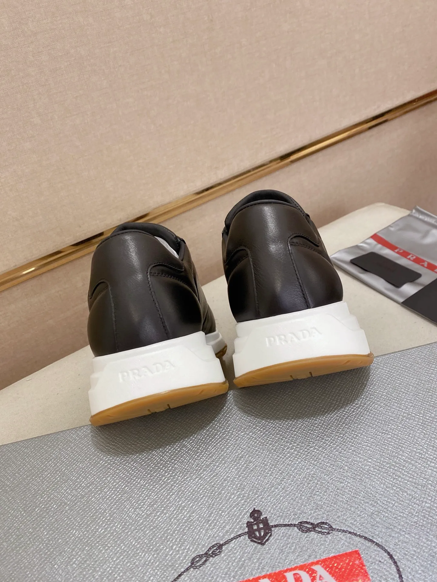 Factory price 540💰 ✔️✔️✔️High version High-quality new PRADA counters are on the market at the same time. The new men's shoes and 😘fabrics are selected from imported first-layer cowhide and are made by pure handcrafts. Lining: Full cowhide lining. 👍🏿 High-end ☄️ air-cushion molded anti-slip rubber outsole, exquisite lines, simple and elegant, comfortable and high-end for leisure travel. Code number: 38 to 44